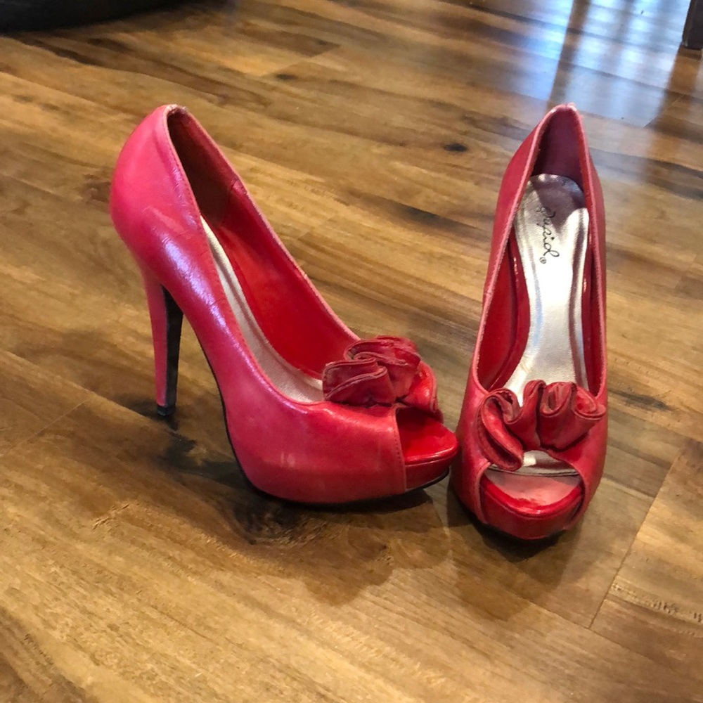 Red Qupid pumps - size 6.5 -